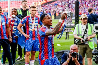 Crystal Palace 'dan Nathaniel Clyne, 17 Mayıs 202' de Wembley, Londra 'daki Manchester City' de oynanan Emirates FA Cup final maçı sonrasında taraftarların önünde FA Cup 'ı kaldırdı.