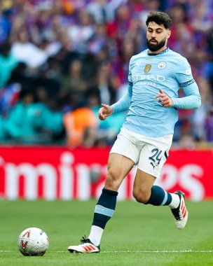 Manchester City 'den Josko Gvardiol, 17 Mayıs 202' de İngiltere 'nin Wembley Stadyumu' nda oynanan Emirates FA Cup final maçında topla koşuyor.