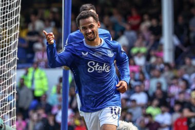 18 Mayıs 2025 'te Goodison Park, Liverpool' da oynanan Premier League maçında Everton ve Southampton maçı öncesinde The Winslowe Hotel 'in önünde Everton taraftarları