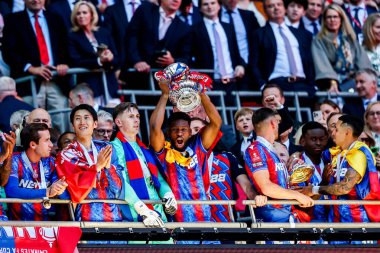 Kristal Saray 'dan Jefferson Lerma, 17 Mayıs 202' de İngiltere 'nin Wembley Stadyumu' nda oynanan Emirates FA Cup final maçı sonrasında FA Cup 'ı kaldırdı.