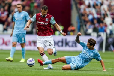 West Ham United takımından Guido Rodriguez 18 Mayıs 2025 'te Londra' daki Londra Stadyumu 'nda oynanan Premier League maçı sırasında Nottingham Ormanı' ndan Nicolas Dominguez 'e karşı mücadele etti.