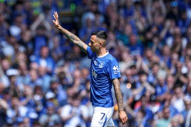 Everton 'dan Dwight McNeil, 18 Mayıs 2025' te İngiltere 'nin Liverpool kenti Goodison Park' ta oynanan Premier League maçı sırasında taraftarlara el sallıyor.