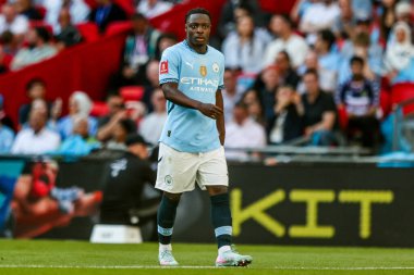 Manchester City 'den Jeremy Doku, 17 Mayıs 202' de İngiltere 'nin Wembley Stadyumu' nda oynanan ve Manchester City 'ye karşı oynanan Uluslararası Kupa Finali' ne bakıyor.
