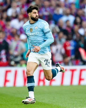 Manchester City 'den Josko Gvardiol, 17 Mayıs 202' de Wembley Stadyumu 'nda oynanan Uluslararası Kupa Finali karşılaşmasında Manchester City' ye karşı Crystal Palace maçında hareket halinde.