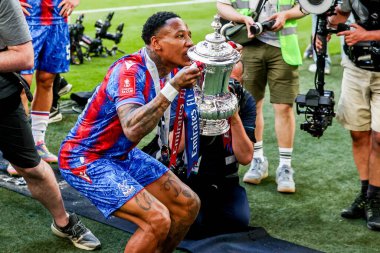 Crystal Palace 'dan Nathaniel Clyne, 17 Mayıs 202' de Wembley, Londra 'daki Manchester City' de oynanan Emirates FA Cup final maçı sonrasında taraftarların önünde FA Cup 'ı kaldırdı.
