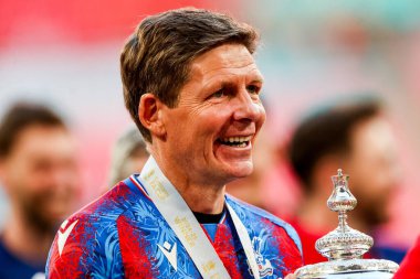 Kristal Saray 'dan Oliver Glasner, 17 Mayıs 202' de İngiltere 'nin Wembley Stadyumu' nda oynanan Emirates FA Cup final maçı sonrasında takımların zaferini kutluyor.