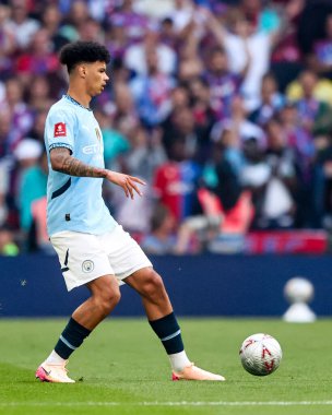Manchester City 'den Nico Oreilly, 17 Mayıs 2025' te İngiltere 'nin Wembley Stadyumu' nda oynanan ve Manchester City 'ye karşı oynanan FA Cup final maçında pas attı.