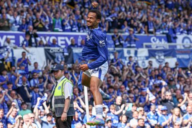 18 Mayıs 2025 'te Goodison Park, Liverpool' da oynanan Premier League maçında Everton ve Southampton maçı öncesinde The Winslowe Hotel 'in önünde Everton taraftarları