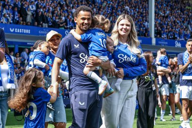 18 Mayıs 2025 'te Goodison Park, Liverpool' da oynanan Premier League maçında Everton ve Southampton maçı öncesinde The Winslowe Hotel 'in önünde Everton taraftarları