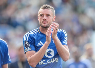 Leicester City 'den Jamie Vardy, 18 Mayıs 202' de İngiltere 'nin Leicester kentindeki King Power Stadyumu' nda oynanan Premier League maçında son düdük çaldıktan sonra taraftarları alkışlıyor.
