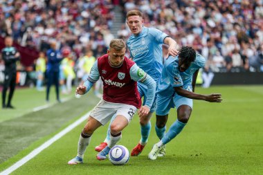 West Ham United 'dan Jarrod Bowen, Premier League maçı sırasında Nottingham Ormanı' ndan Elliot Anderson ve Anthony Elanga tarafından Londra Stadyumu 'nda oynanan West Ham United - Nottingham Forest maçı sırasında baskı altına alındı.