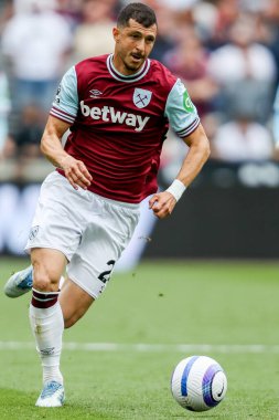 West Ham United takımından Guido Rodriguez 18 Mayıs 2025 'te Londra' daki Londra Stadyumu 'nda oynanan Premier League maçında topu aldı.