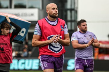 Warrington Wolves 'tan James Harrison, 18 Mayıs 202' de İngiltere 'nin Wakefield kentinde oynanan 11. Betfred Süper Lig karşılaşmasında taraftarları alkışlıyor.