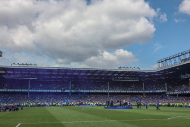 18 Mayıs 2025 'te Goodison Park, Liverpool' da oynanan Premier League maçında Everton ve Southampton maçı öncesinde The Winslowe Hotel 'in önünde Everton taraftarları