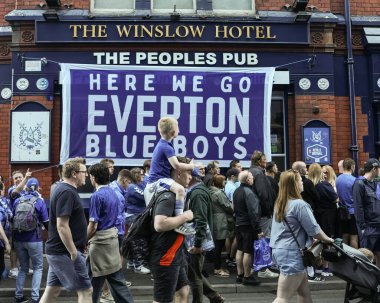 18 Mayıs 2025 'te Goodison Park, Liverpool' da oynanan Premier League maçında Everton ve Southampton maçı öncesinde The Winslowe Hotel 'in önünde Everton taraftarları