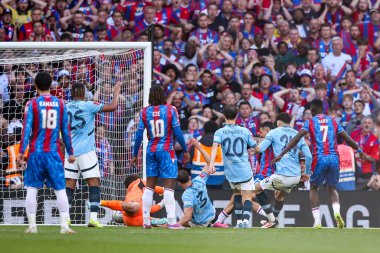 Crystal Palace 'dan Daniel Munoz 2-0' lık skorla daha sonra 17 Mayıs 202 'de İngiltere' nin Wembley Stadyumu 'nda oynanan Emirates FA Cup Finali karşılaşmasında ofsayta hükmedildi.