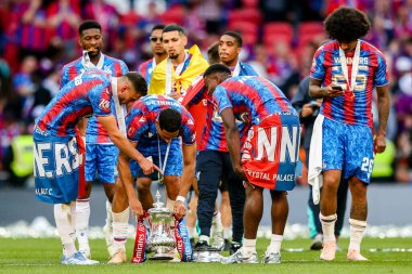 Kristal Saray, 17 Mayıs 202 'de İngiltere' nin Wembley Stadyumu 'nda oynanan ve Manchester City ile oynanan FA Cup final maçı sonrasında takımların zaferini FA Cup ile kutladı.