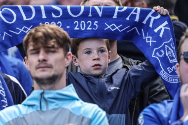 Everton taraftarı, Goodison Park 'ın 18 Mayıs 2025' te Goodison Park 'ta oynanan Premier League maçı sonrasında Goodison Park' ın mirasını kutlayan ıslık çaldıktan sonra eşarbı tutuyor.