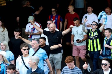Taraftarlar, 17 Mayıs 202 'de Wembley, Londra' daki Manchester City 'ye karşı oynanan Emirates FA Cup final maçı öncesinde Wembley Stadyumu' na geldiler.