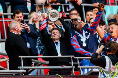 Kristal Saray 'dan Oliver Glasner, 17 Mayıs 202' de İngiltere 'nin Wembley Stadyumu' nda oynanan Emirates FA Cup final maçı sonrasında FA Cup 'ı kaldırdı.