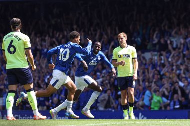 18 Mayıs 2025 'te Goodison Park, Liverpool' da oynanan Premier League maçında Everton ve Southampton maçı öncesinde The Winslowe Hotel 'in önünde Everton taraftarları