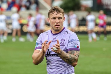 Warrington Wolves 'tan Sam Powell, 18 Mayıs 2025' te İngiltere 'nin Wakefield kentinde oynanan 11. Betfred Süper Lig karşılaşmasında taraftarları alkışlıyor.