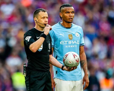 Hakem Stuart Attwell, 17 Mayıs 202 tarihinde İngiltere 'nin Wembley Stadyumu' nda oynanan ve Manchester City 'ye karşı oynanan Emirates FA Cup final maçında oyuna yeniden başladı.
