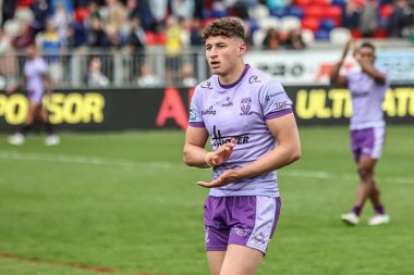 Warrington Wolves 'tan Zack Gardner, 18 Mayıs 2025' te İngiltere 'nin Wakefield kentinde oynanan 11. Betfred Süper Lig karşılaşmasında taraftarları alkışlıyor.