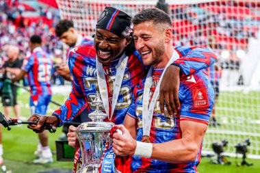 Kristal Saray 'dan Jean-Philippe Mateta ve Joel Ward, 17 Mayıs 202' de İngiltere 'nin Wembley Stadyumu' nda oynanan ve Manchester City 'ye karşı oynanan FA Cup final maçı sonrasında takımların zaferini FA Cup ile kutladılar.