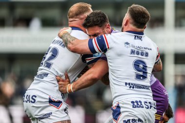 Warrington Wolves 'tan Joe Philbin, Wakefield Trinity' den Josh Griffin ve Wakefield Trinity 'den Liam Hood tarafından oynanan 11. Betfred Süper Lig karşılaşmasında Wakefield Trinity, Wakefield Stadyumu' nda Warrington Wolves 'a karşı.