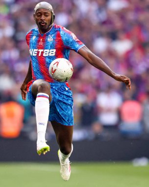 Kristal Saray 'dan Jean-Philippe Mateta, 17 Mayıs 202' de Londra 'nın Wembley Stadyumu' ndaki Kristal Saray ile Manchester City arasındaki FA Cup final maçında topu kontrol ediyor.