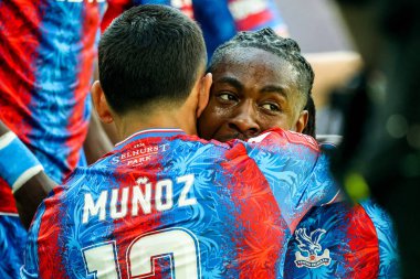 Kristal Saray 'dan Eberechi Eze, 17 Mayıs 202' de Londra 'daki Wembley Stadyumu' nda oynanan Emirates FA Cup final maçında takım arkadaşlarıyla 1-0 'lık galibiyetini kutluyor.