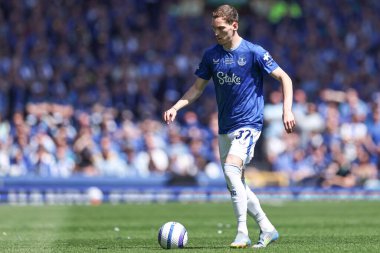 Everton 'dan James Garner Premier Lig maçında topu ayaklarının dibine aldı Everton, Southampton' a karşı Goodison Park, Liverpool, İngiltere, 18 Mayıs 2025