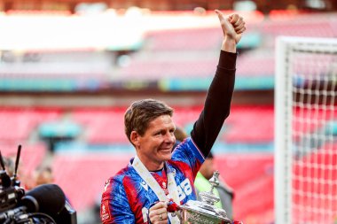 Crystal Palace 'dan Oliver Glasner, 17 Mayıs 202' de Wembley Stadyumu 'nda oynanan Emirates FA Cup final maçı sonrasında taraftarların önünde FA Cup' ı kaldırdı.
