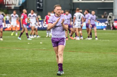 Warrington Wolves 'tan Ben Currie, 18 Mayıs 2025' te İngiltere 'nin Wakefield kentinde oynanan 11. Betfred Süper Lig karşılaşmasında taraftarları alkışlıyor.