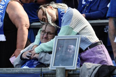 İki Everton taraftarı, 18 Mayıs 2025 'te Goodison Park, Liverpool, İngiltere' de oynanan Premier League maçından sonra mirası kutlayarak ve Goodison Park 'tan ayrıldıktan sonra üzüntüyle kucaklaşıyor.