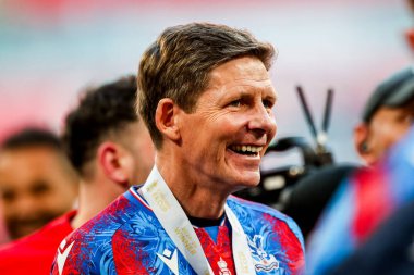 Kristal Saray 'dan Oliver Glasner, 17 Mayıs 202' de İngiltere 'nin Wembley Stadyumu' nda oynanan Emirates FA Cup final maçı sonrasında takımların zaferini kutluyor.