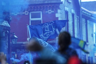 Everton taraftarları, 18 Mayıs 2025 'te Goodison Park, Liverpool' da oynanan Everton-Southampton Premier Lig maçı öncesinde Goodison Park 'ın önünde bayrak sallıyor.