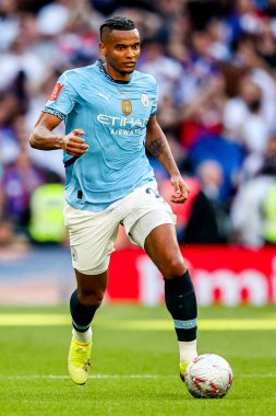 Manchester City 'den Manuel Akanji, 17 Mayıs 202' de İngiltere 'nin Wembley Stadyumu' nda oynanan ve Manchester City 'ye karşı oynanan Uluslararası Kupa Finali' nde topla koşuyor.