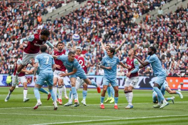 West Ham United takımından Jean-Clair Todibo 18 Mayıs 202 'de Londra' daki Londra Stadyumu 'nda oynanan Premier League karşılaşmasında topu West Ham United' a karşı Nottingham Forest 'a götürüyor.