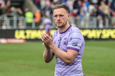 Warrington Wolves 'tan Ben Currie, 18 Mayıs 202' de İngiltere 'nin Wakefield kentinde oynanan 11. Betfred Süper Lig karşılaşmasında taraftarları alkışlıyor.