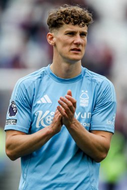 Nottingham Ormanı 'ndan Ryan Yates, Premier League maçının ardından 18 Mayıs 202' de Londra 'daki Londra Stadyumu' nda oynanan West Ham United-Nottingham Forest maçının ardından takımların galibiyetini kabul ediyor.