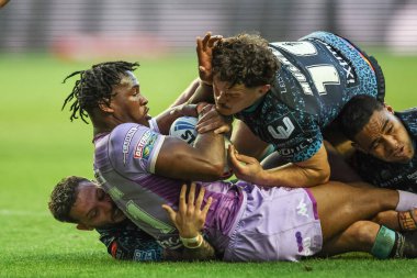 Wigan Warriors 'un Junior Nsemba' sı Leigh Leopards 'dan Robbie Mulhern tarafından oynanan 11. Betfred Süper Ligi karşılaşmasında Wigan Warriors, Leigh Leopards' a karşı Brick Community Stadyumu, Wigan, İngiltere, 16 Mayıs 2025