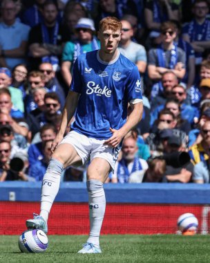 Everton 'dan Jake O' Brien Premier Lig maçında topu ayaklarının dibine aldı Everton, Southampton 'a karşı Goodison Park, Liverpool, İngiltere, 18 Mayıs 2025