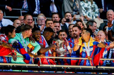 Kristal Saray 'dan Marc Guehi ve Joel Ward, 17 Mayıs 202' de İngiltere 'nin Wembley Stadyumu' nda oynanan Emirates FA Cup final maçı sonrasında FA Cup 'ı kaldırdılar.