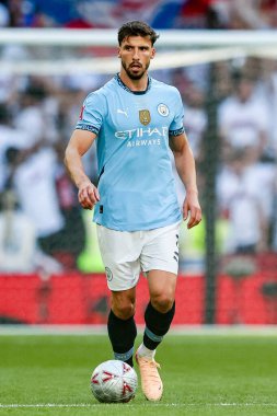 Manchester City 'den Ruben Dias, 17 Mayıs 202' de İngiltere 'nin Wembley Stadyumu' nda oynanan ve Manchester City 'ye karşı oynanan Uluslararası Kupa Finali' nde topla birlikte koşuyor.