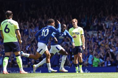 18 Mayıs 2025 'te Goodison Park, Liverpool' da oynanan Premier League maçında Everton ve Southampton maçı öncesinde The Winslowe Hotel 'in önünde Everton taraftarları