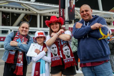 18 Mayıs 2025 'te Londra' daki Londra Stadyumu 'nda oynanan Premier League maçı öncesinde taraftarlar Londra Stadyumu' na geldi.