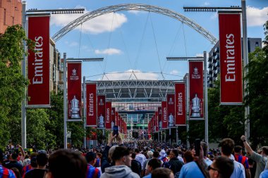 Taraftarlar, 17 Mayıs 202 'de Wembley, Londra' daki Manchester City 'ye karşı oynanan Emirates FA Cup final maçı öncesinde Wembley Stadyumu' na geldiler.