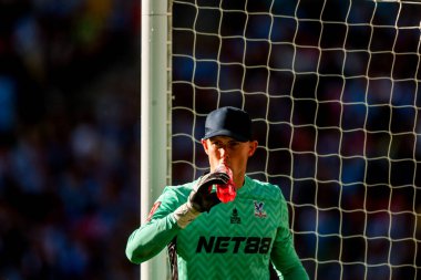 Crystal Palace 'dan Dean Henderson, 17 Mayıs 202' de İngiltere 'nin Wembley Stadyumu' nda oynanan Crystal Palace ile Manchester City arasındaki FA Cup final maçında içki içiyor.